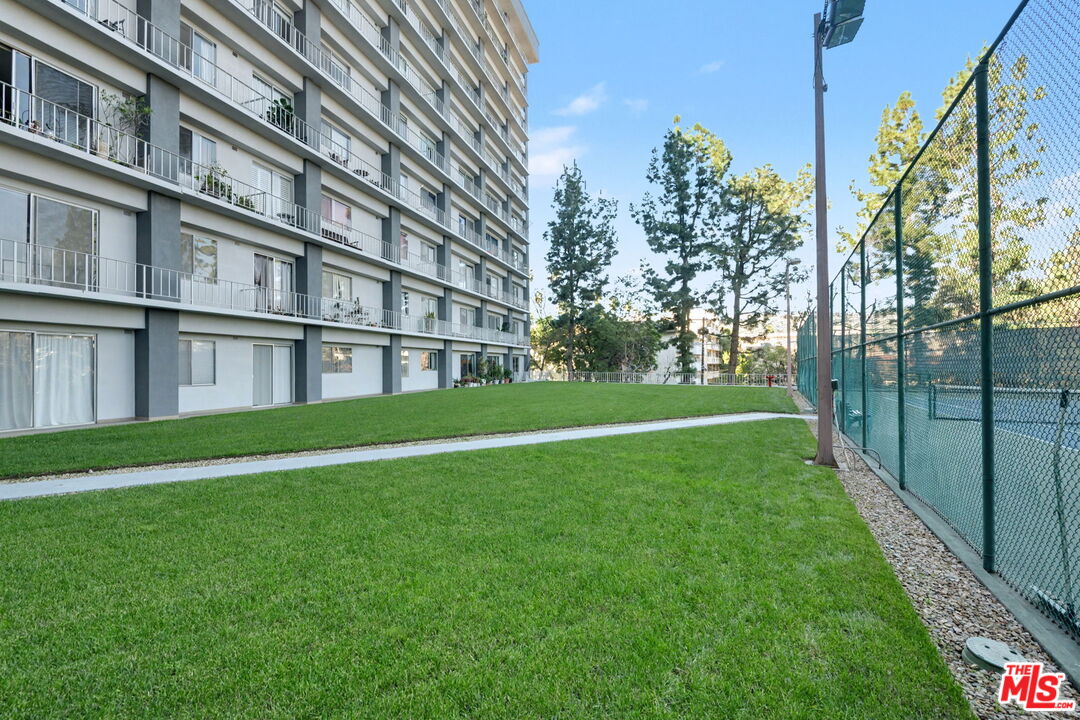 100 S Doheny Dr Unit: 822