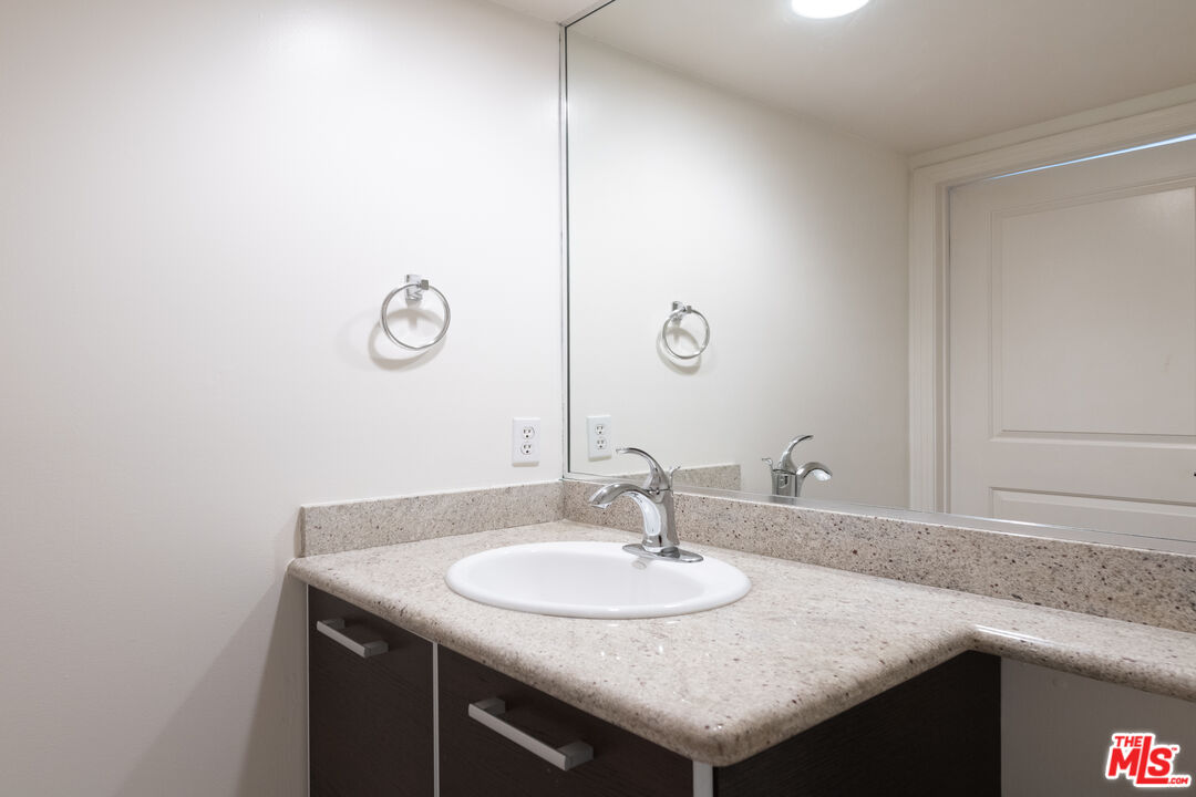 1353 N Fuller Ave Unit: PH7