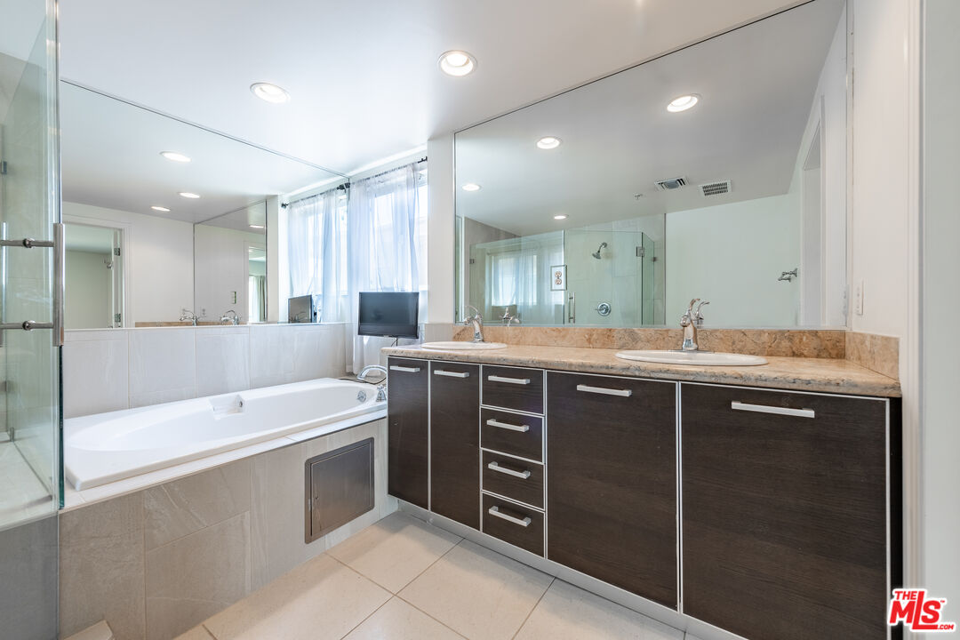 1353 N Fuller Ave Unit: PH7