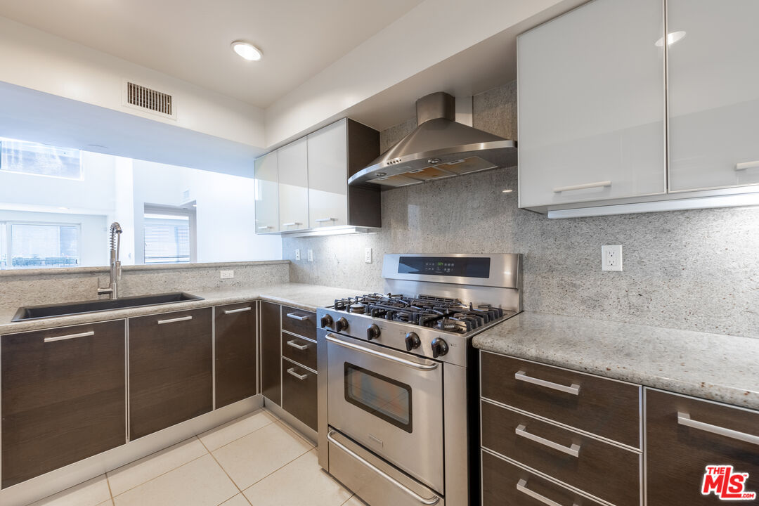 1353 N Fuller Ave Unit: PH7