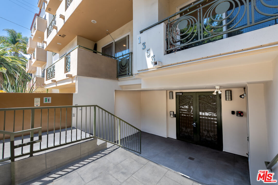 1353 N Fuller Ave Unit: PH7