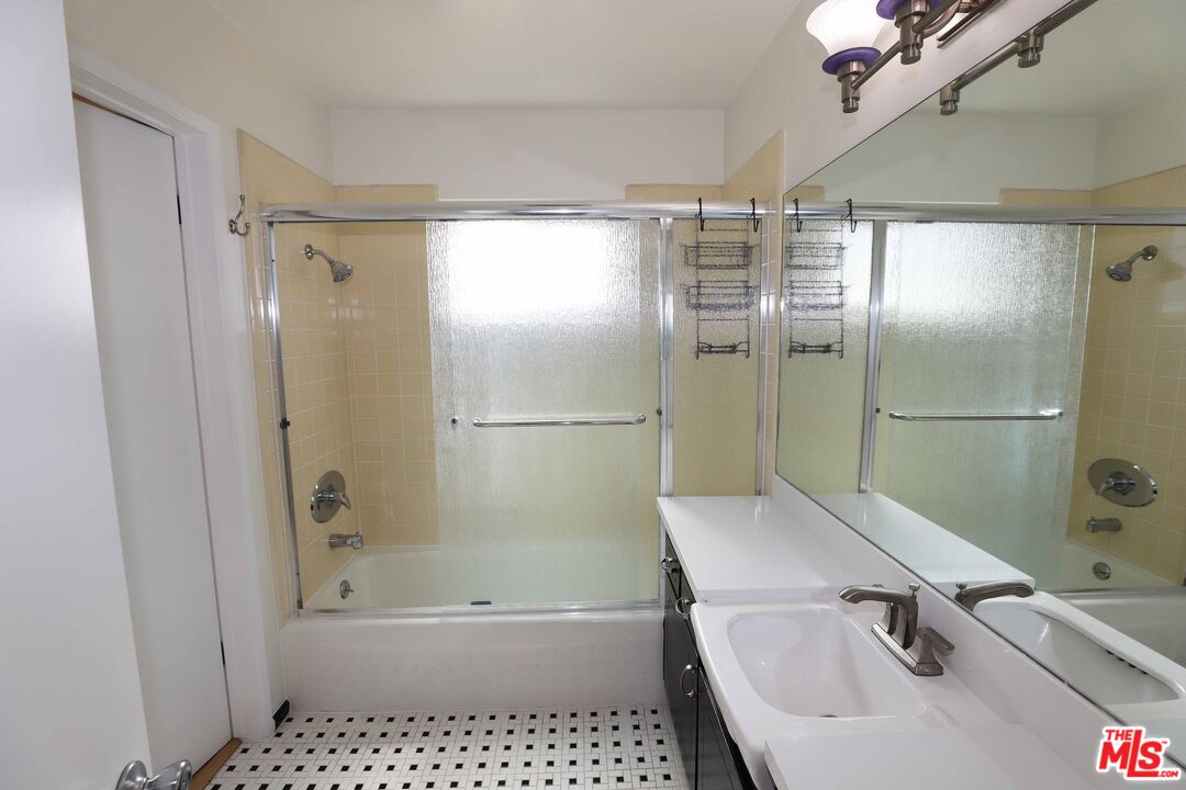 1025 S Sherbourne Dr Unit: 4