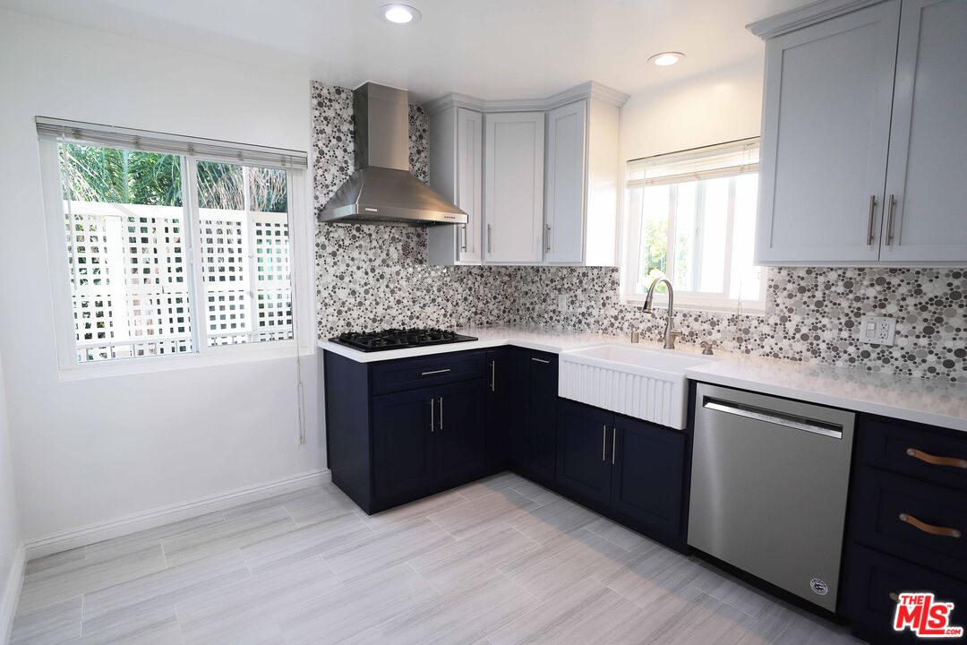 1025 S Sherbourne Dr Unit: 4