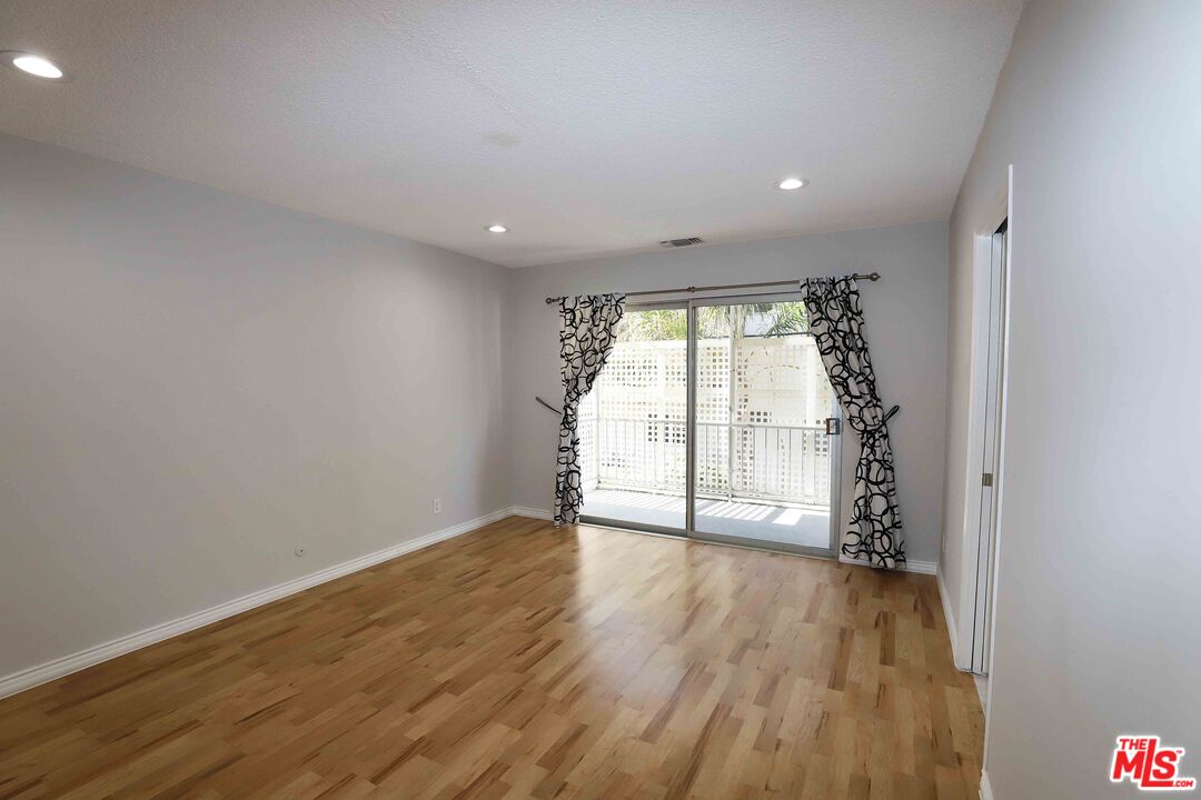 1025 S Sherbourne Dr Unit: 4