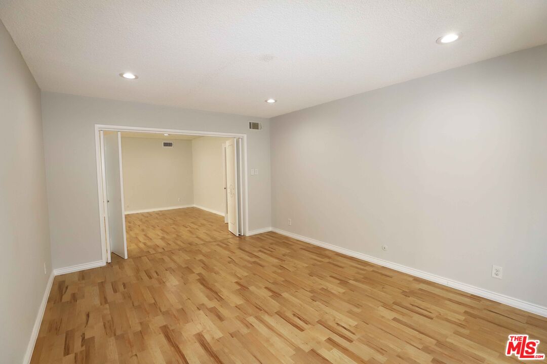 1025 S Sherbourne Dr Unit: 4