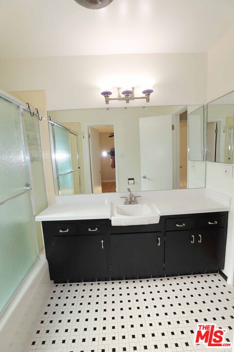 1025 S Sherbourne Dr Unit: 4