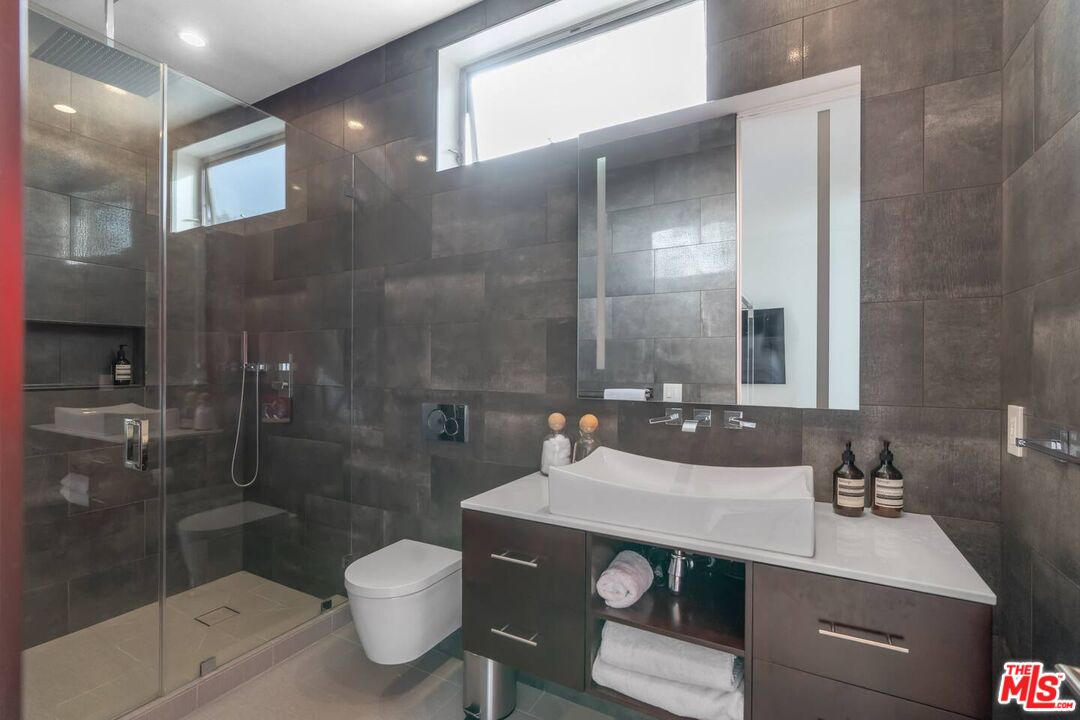 611 N Bronson Ave Unit: 10