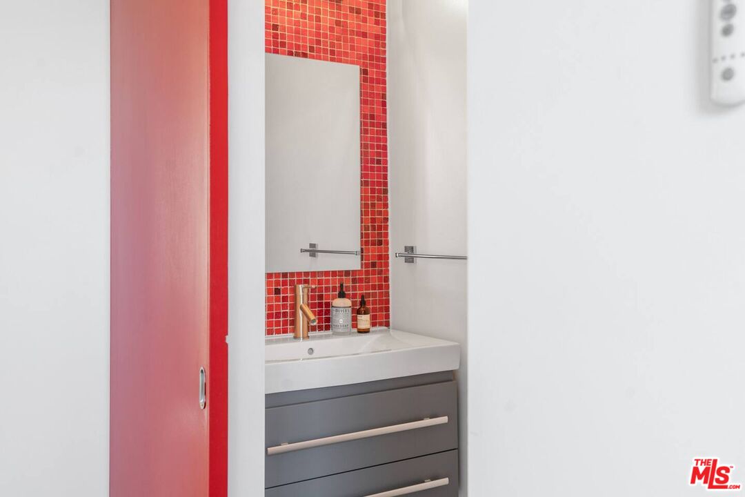 611 N Bronson Ave Unit: 10