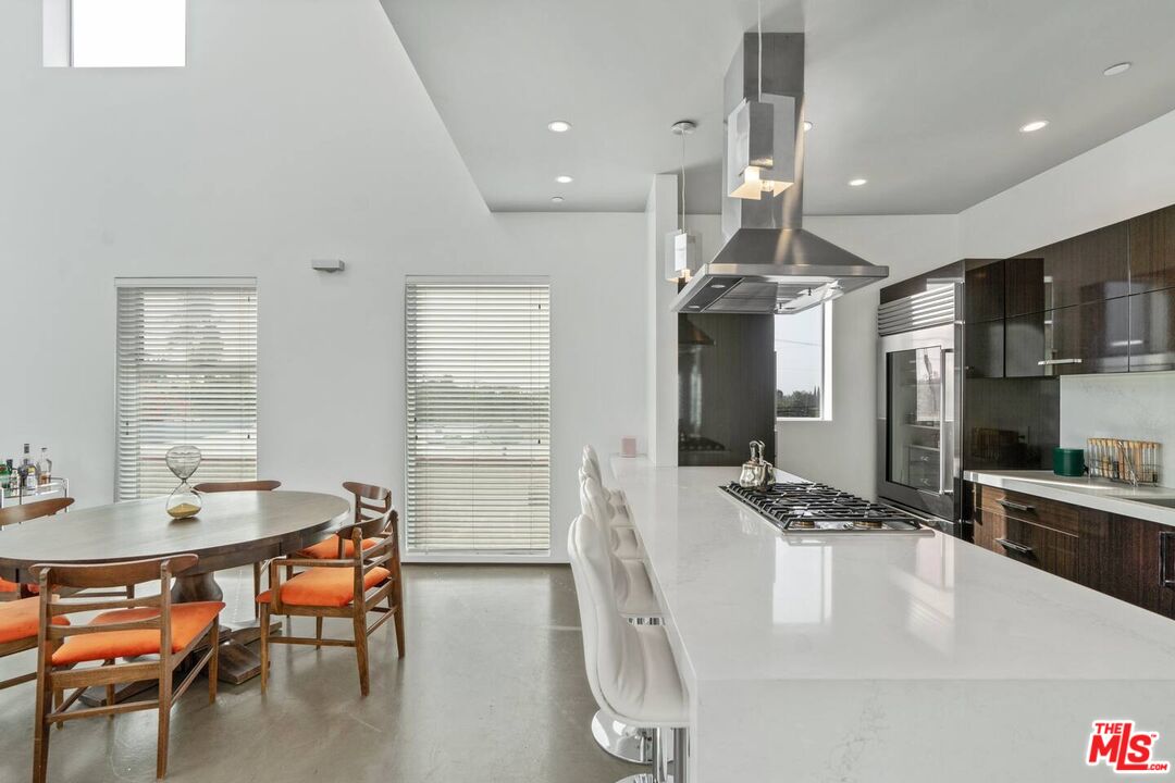 611 N Bronson Ave Unit: 10