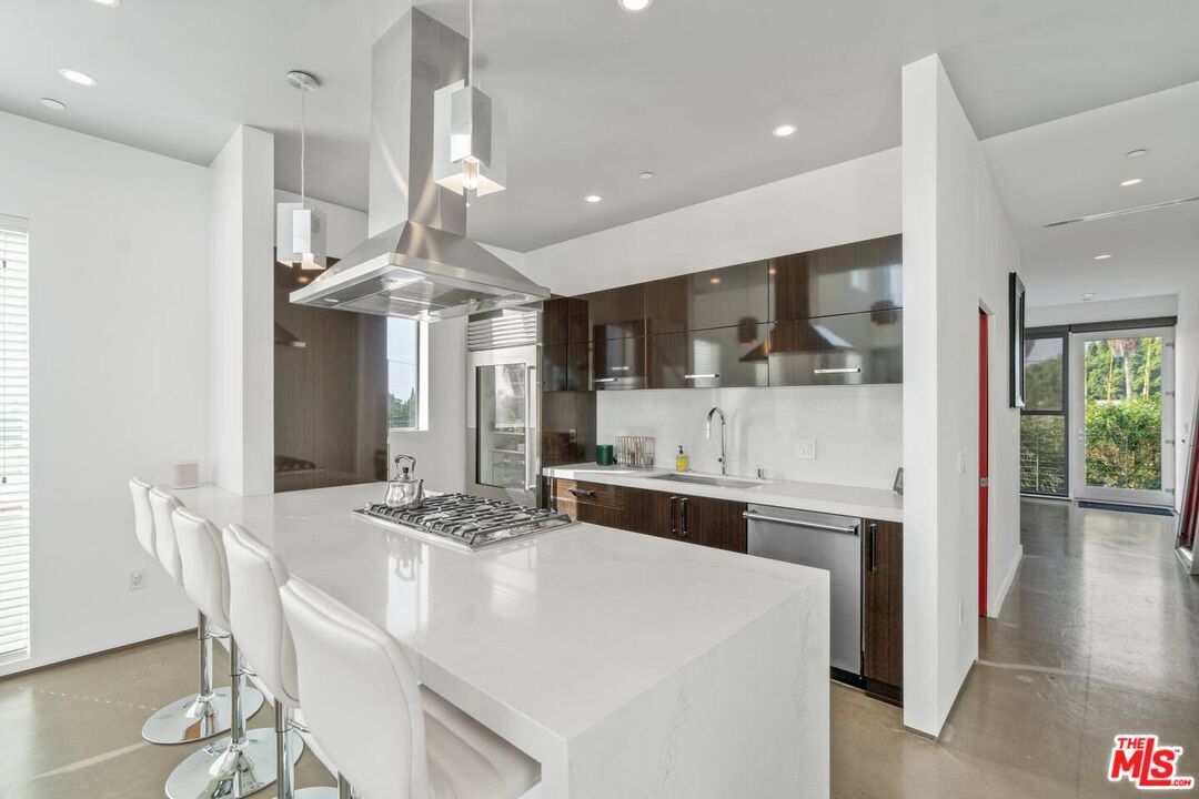 611 N Bronson Ave Unit: 10