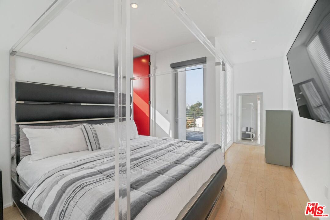 611 N Bronson Ave Unit: 10