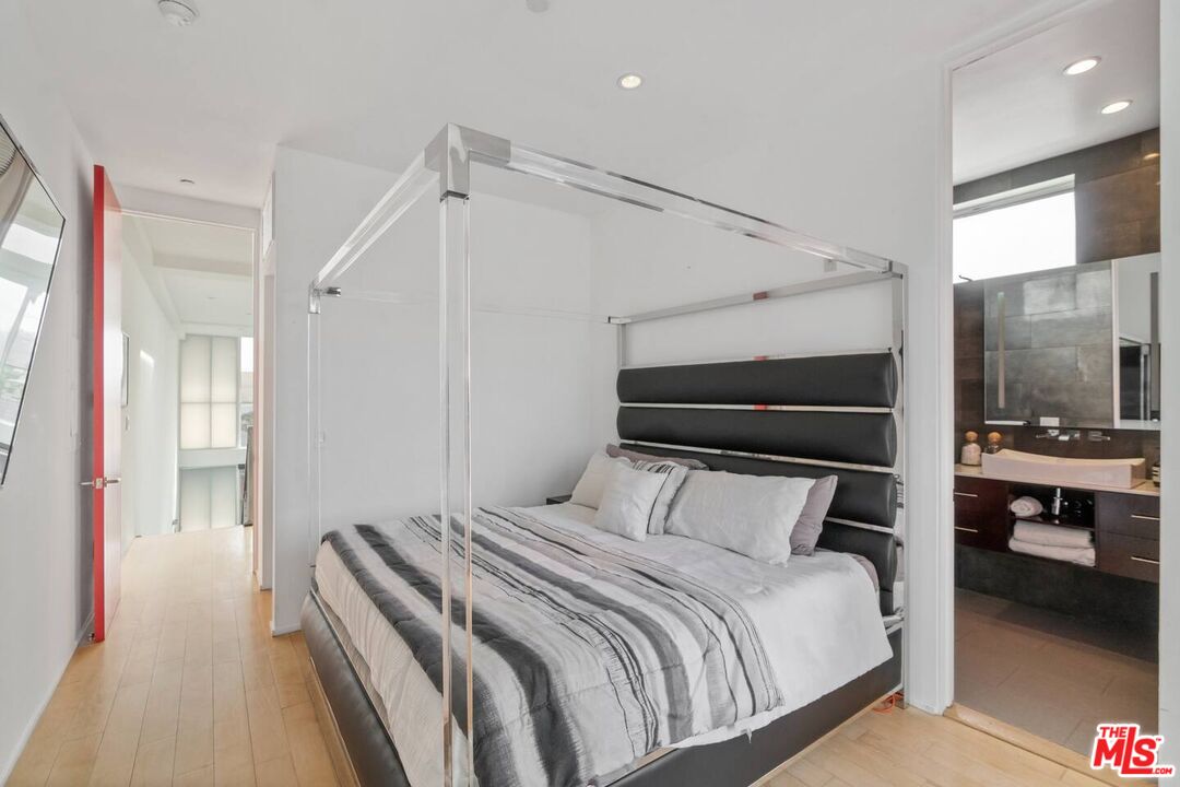 611 N Bronson Ave Unit: 10