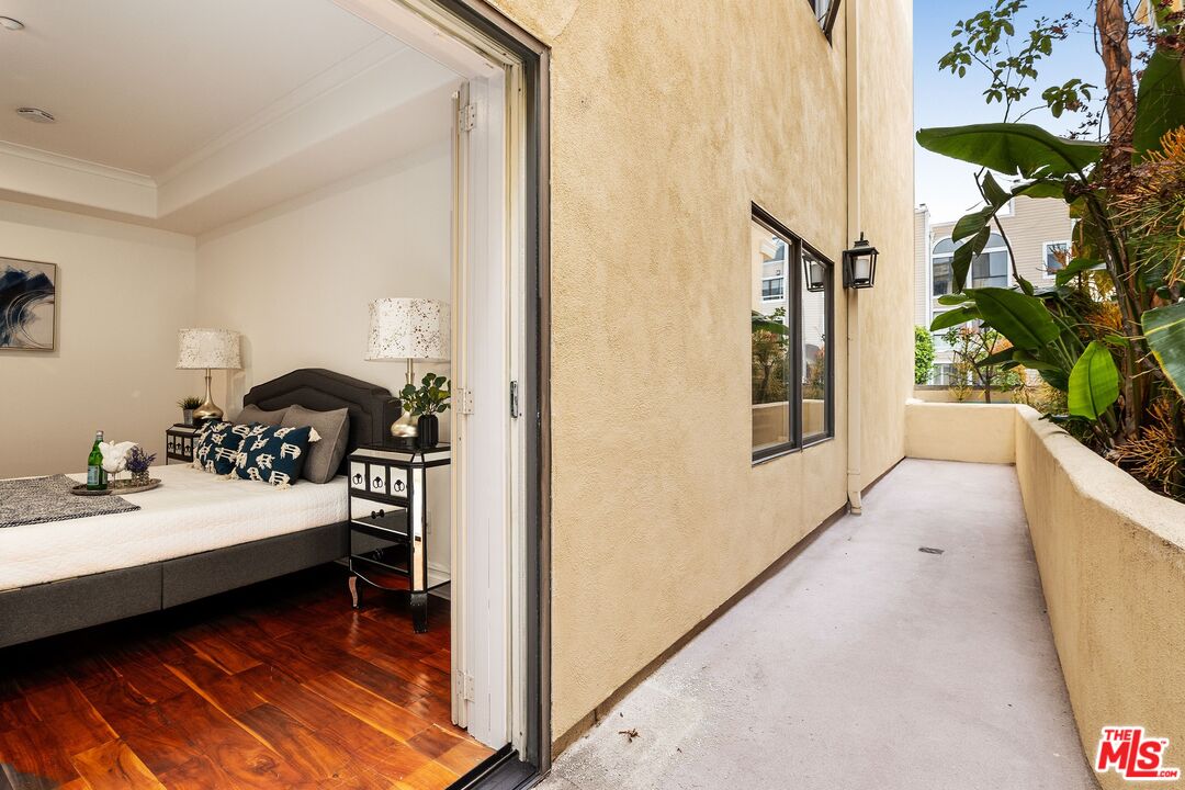 871 Granville Ave Unit: 101