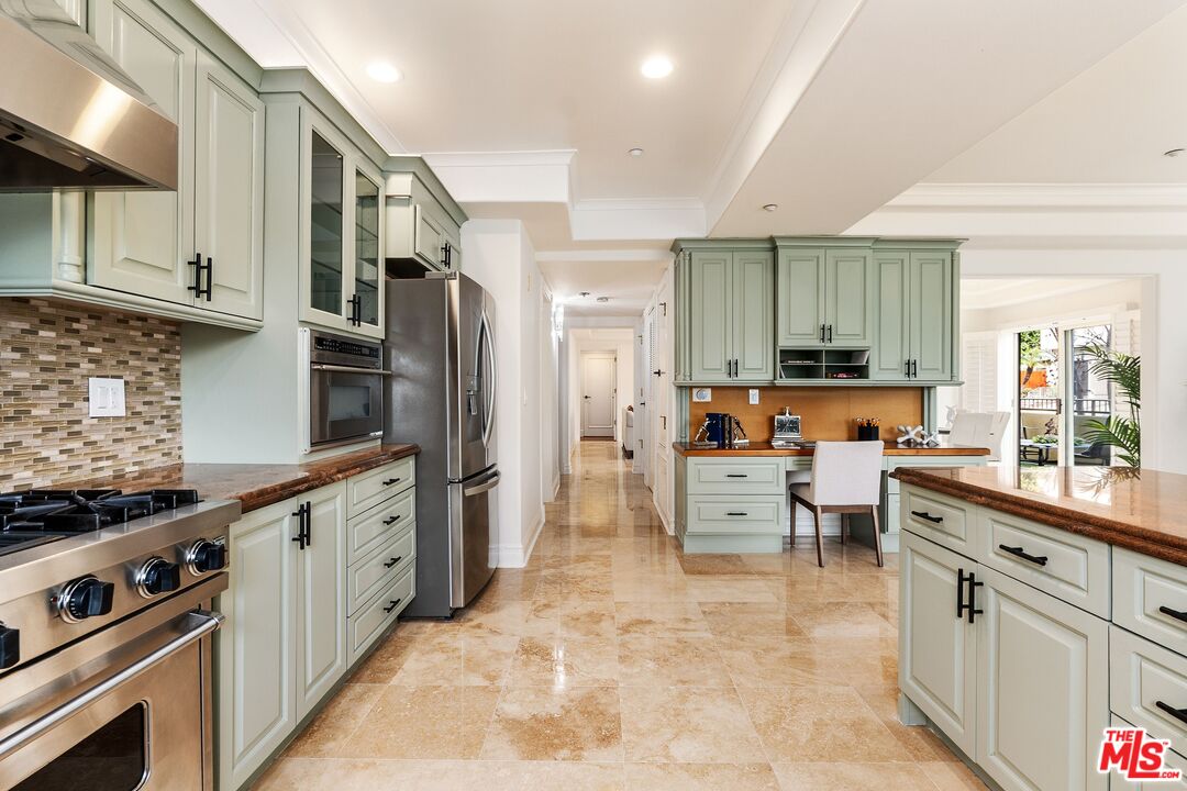 871 Granville Ave Unit: 101