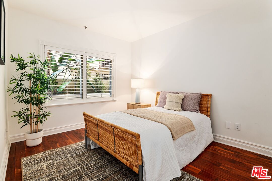 871 Granville Ave Unit: 101