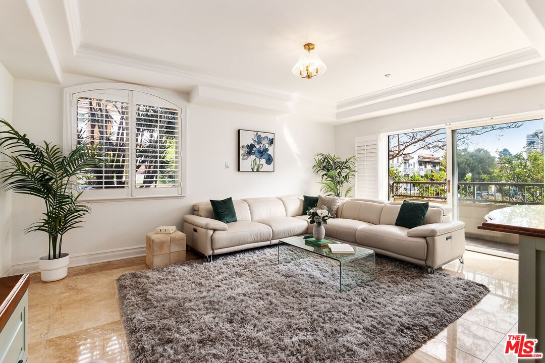 871 Granville Ave Unit: 101