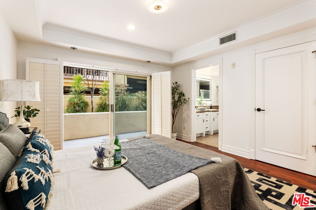 871 Granville Ave Unit: 101