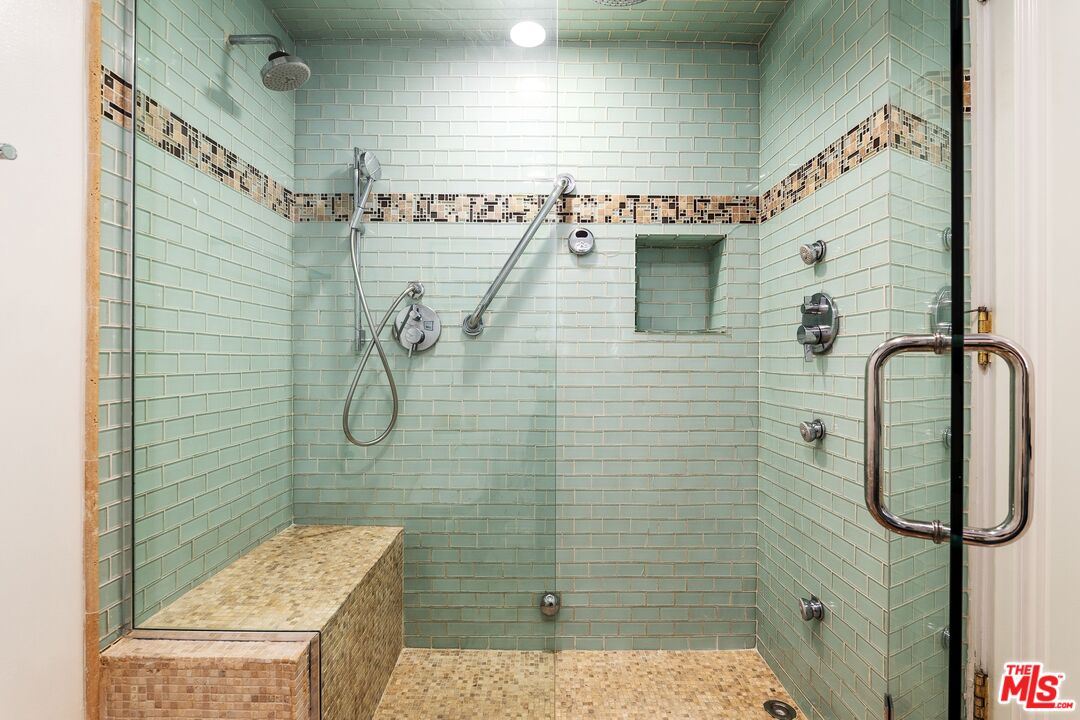 871 Granville Ave Unit: 101