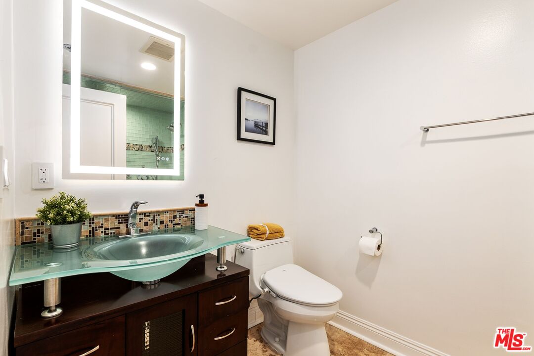 871 Granville Ave Unit: 101