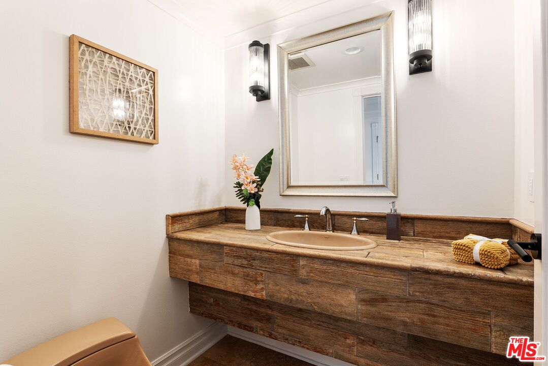 871 Granville Ave Unit: 101