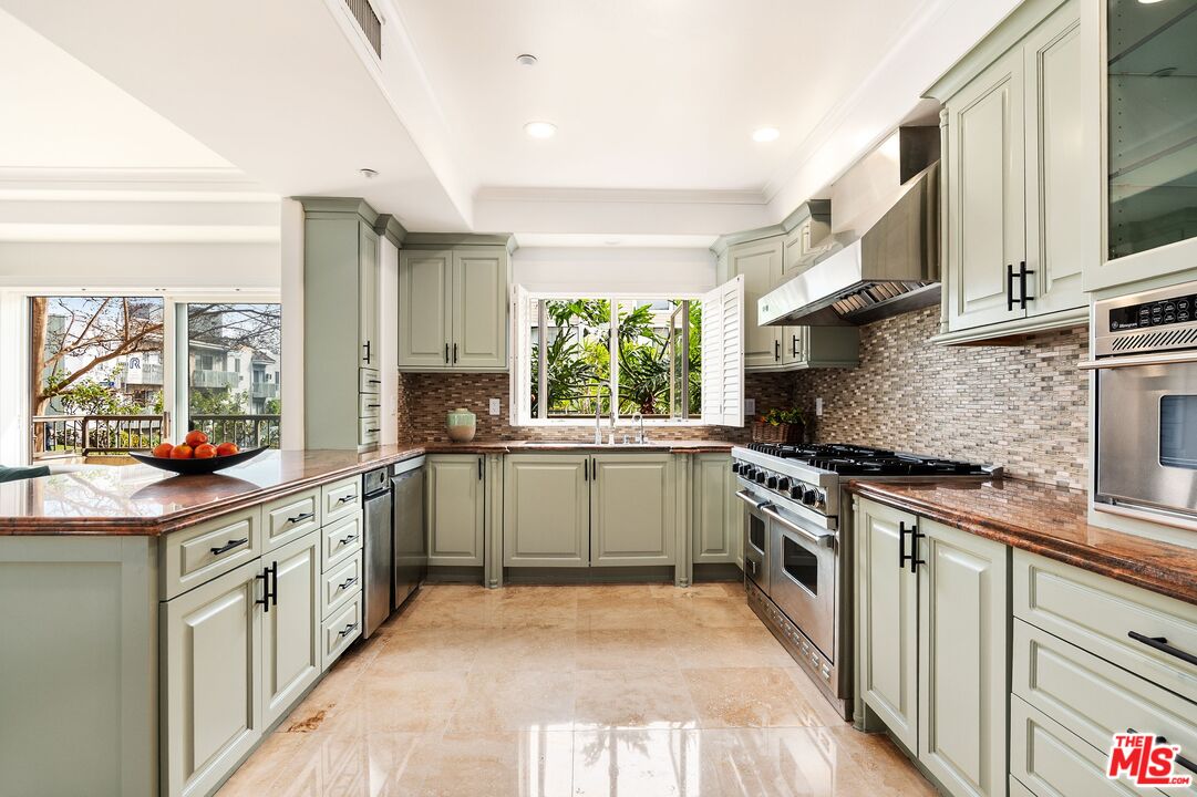 871 Granville Ave Unit: 101