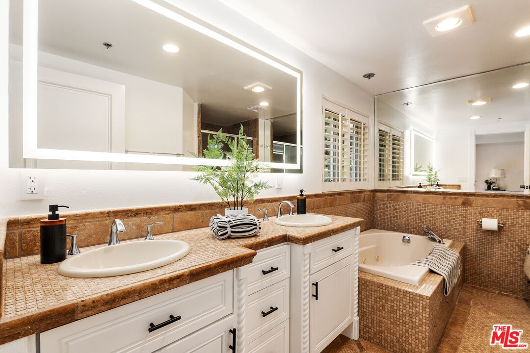 871 Granville Ave Unit: 101