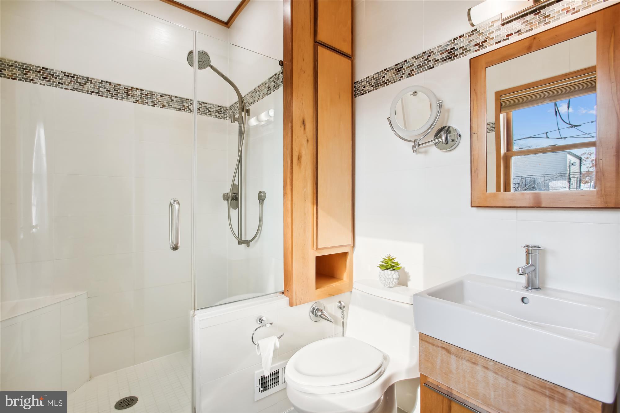 2210 39th Pl NW