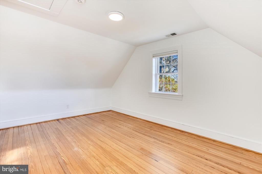 2210 39th Pl NW