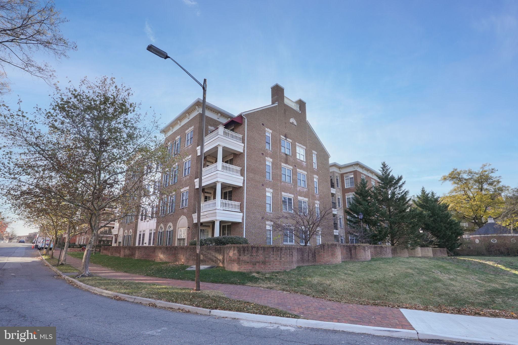 600 Second St #202