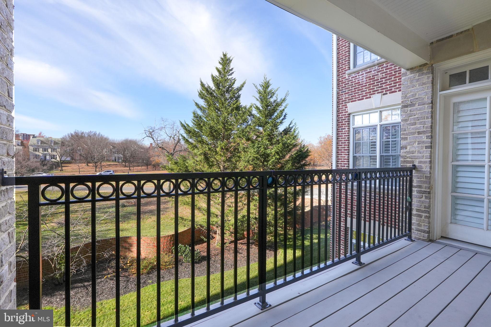600 Second St #202