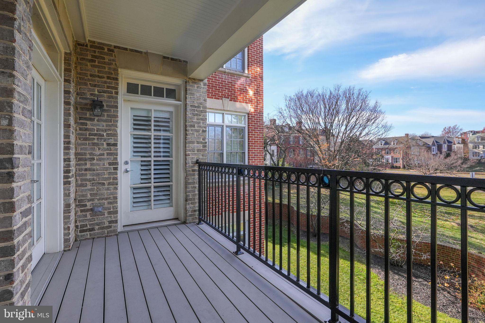 600 Second St #202