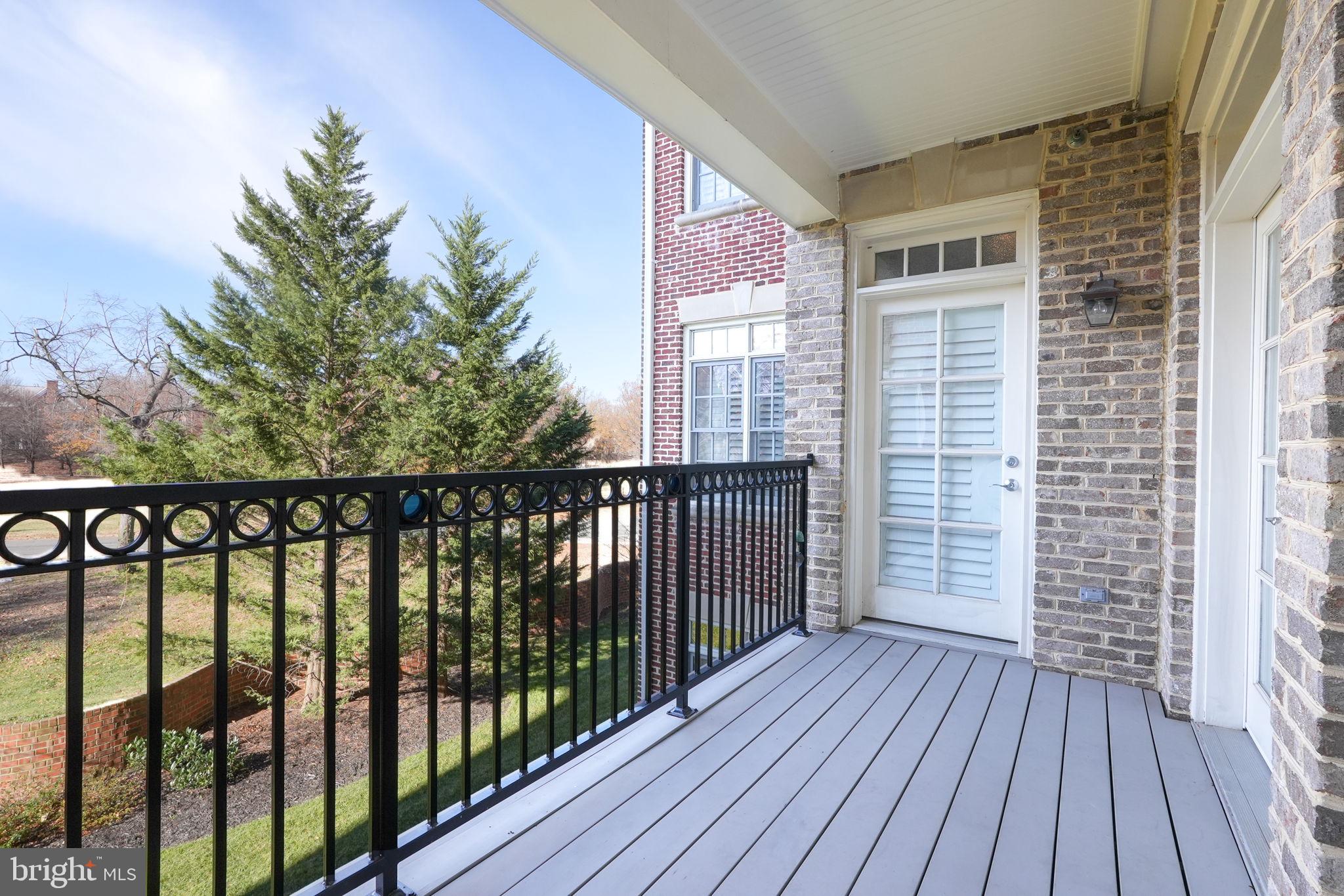 600 Second St #202