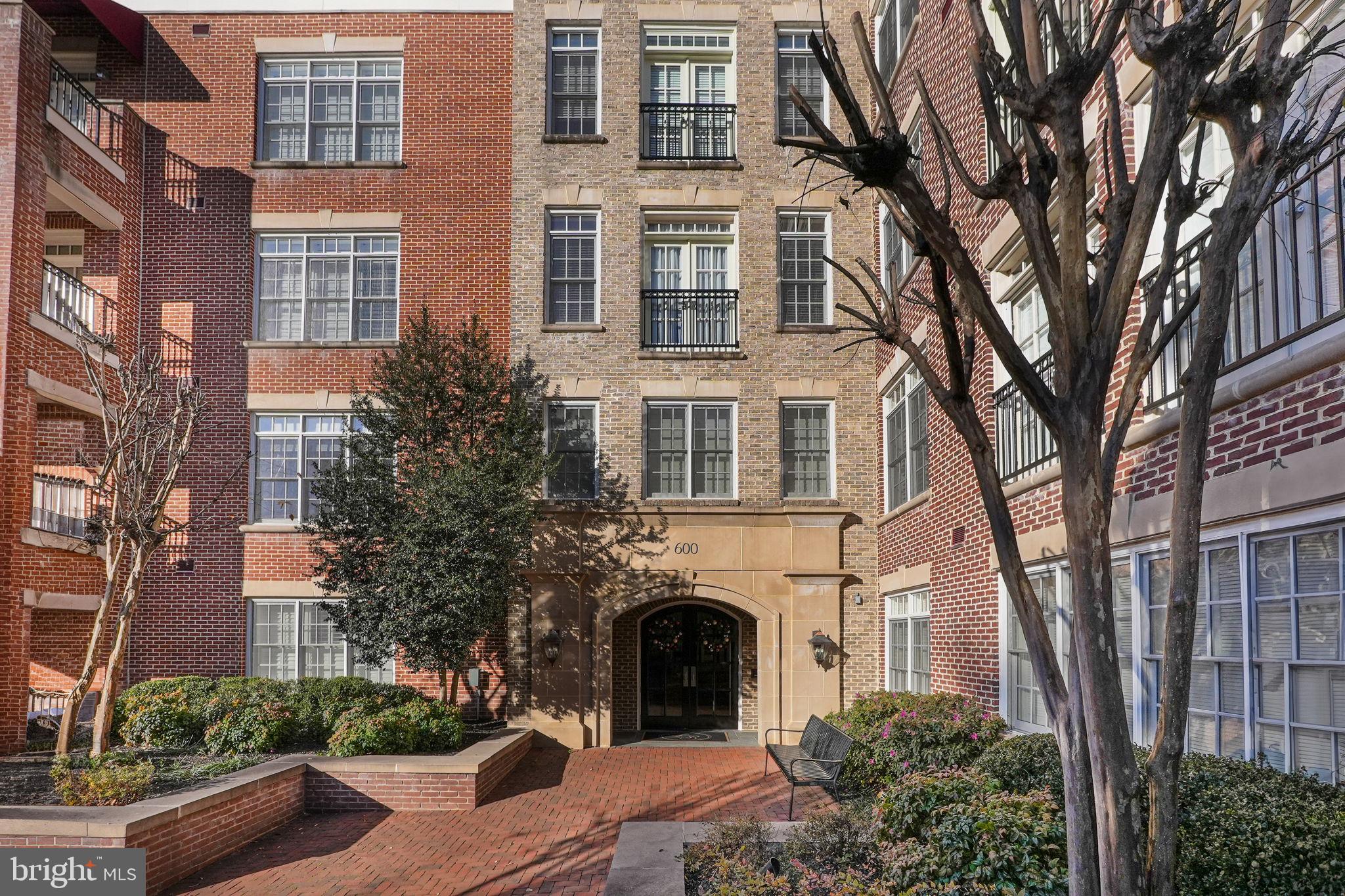 600 Second St #202