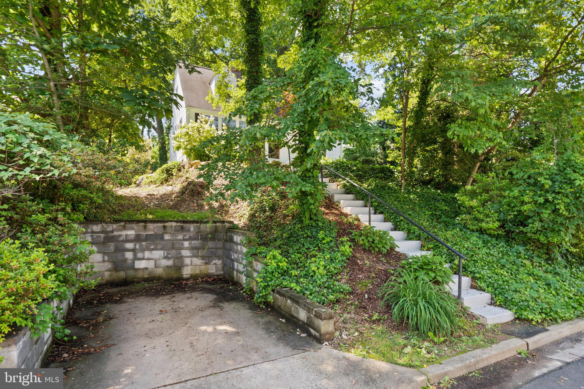 6821 Donahue Ct