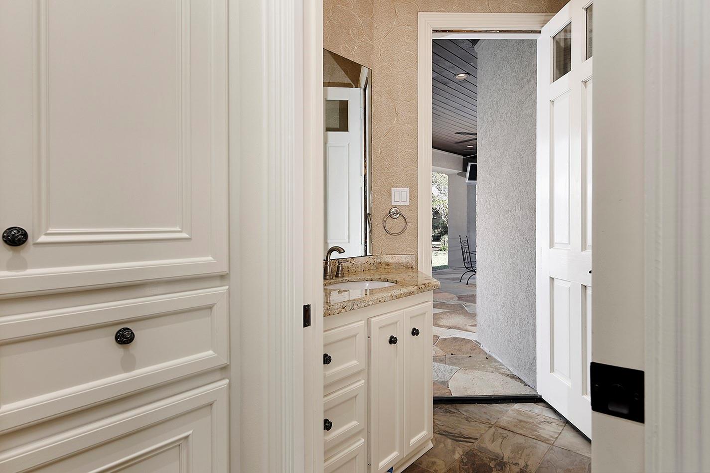 22 W Bracebridge Circle