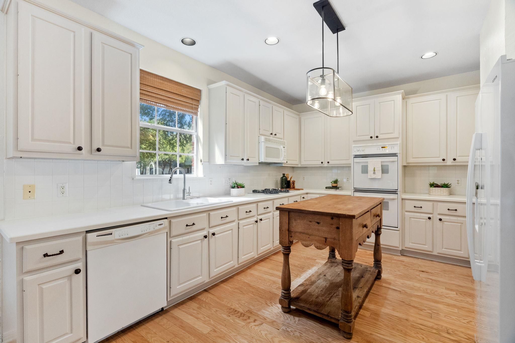 8009 Bottlebrush DR