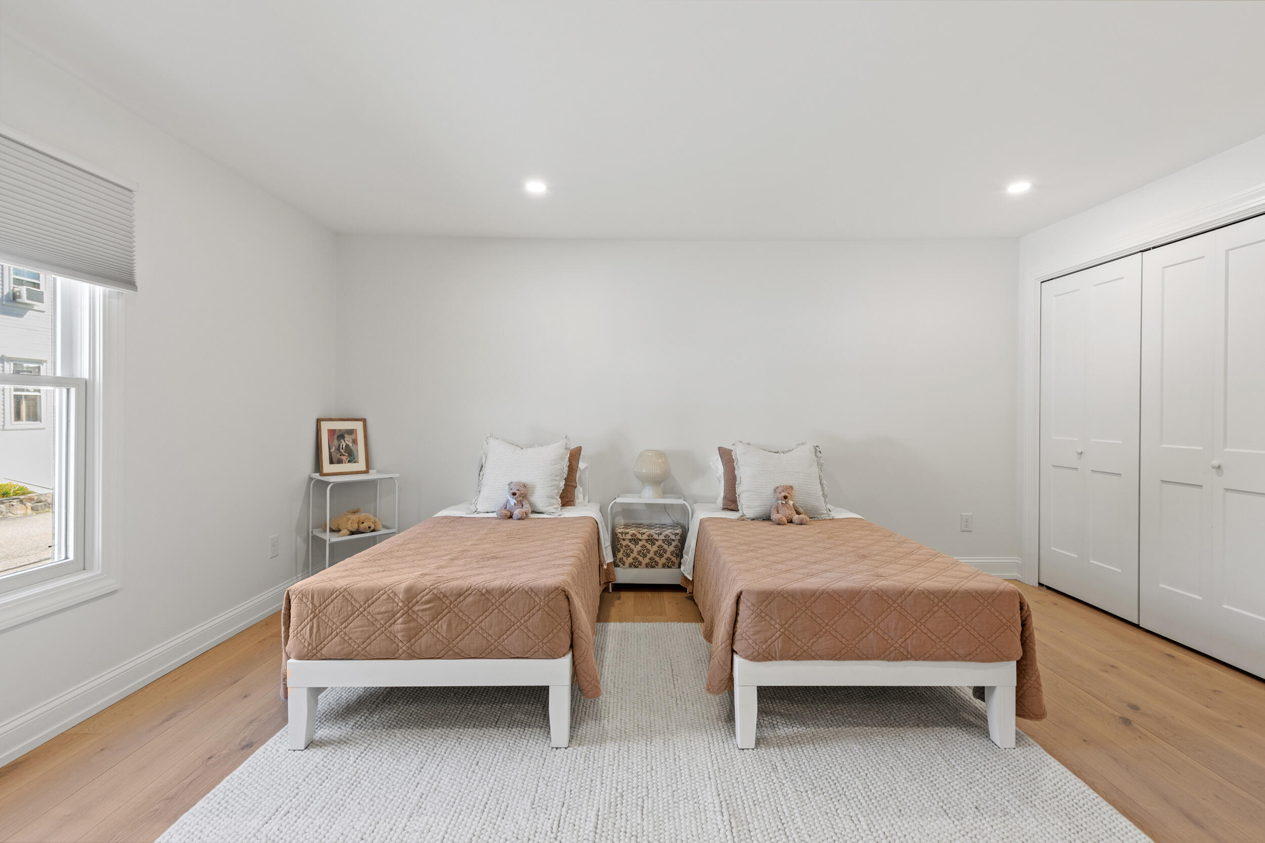 372 Main Street, 201