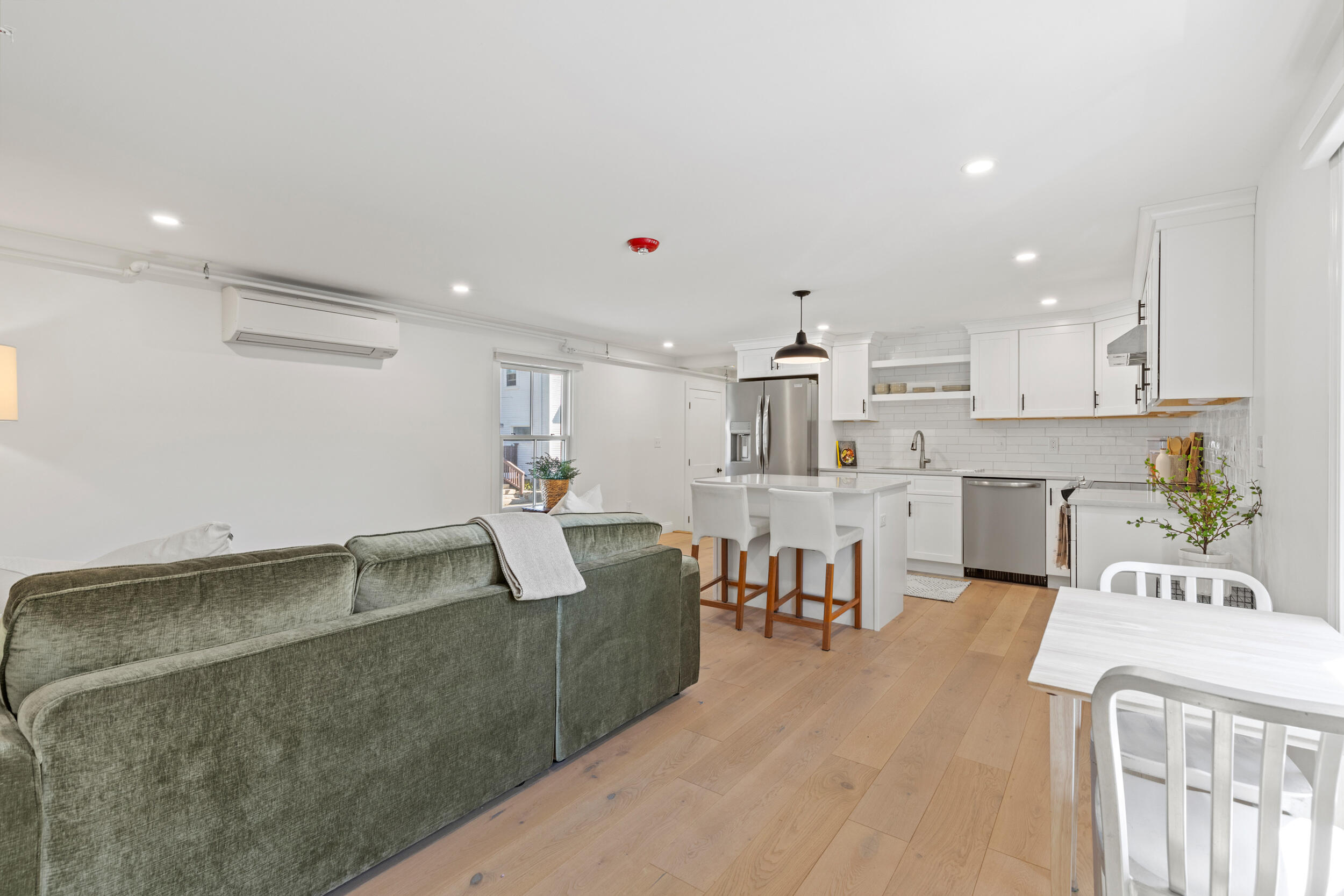 372 Main Street, 201