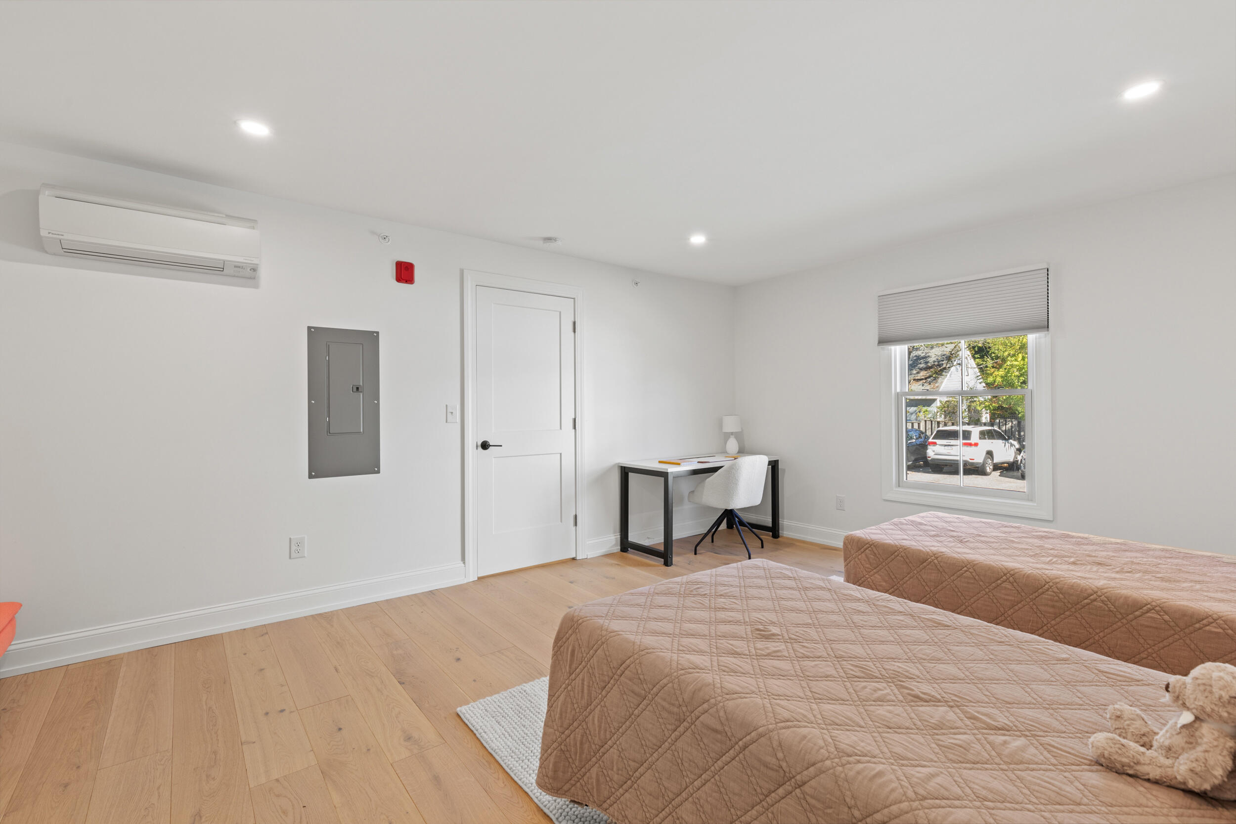 372 Main Street, 201