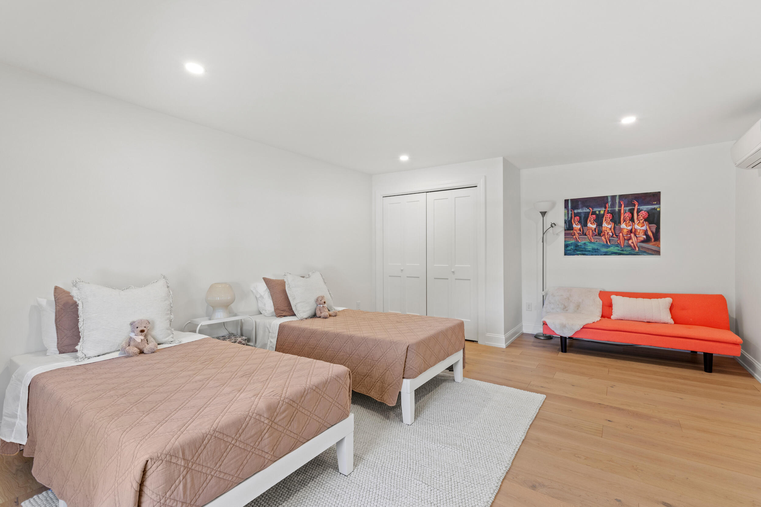 372 Main Street, 201