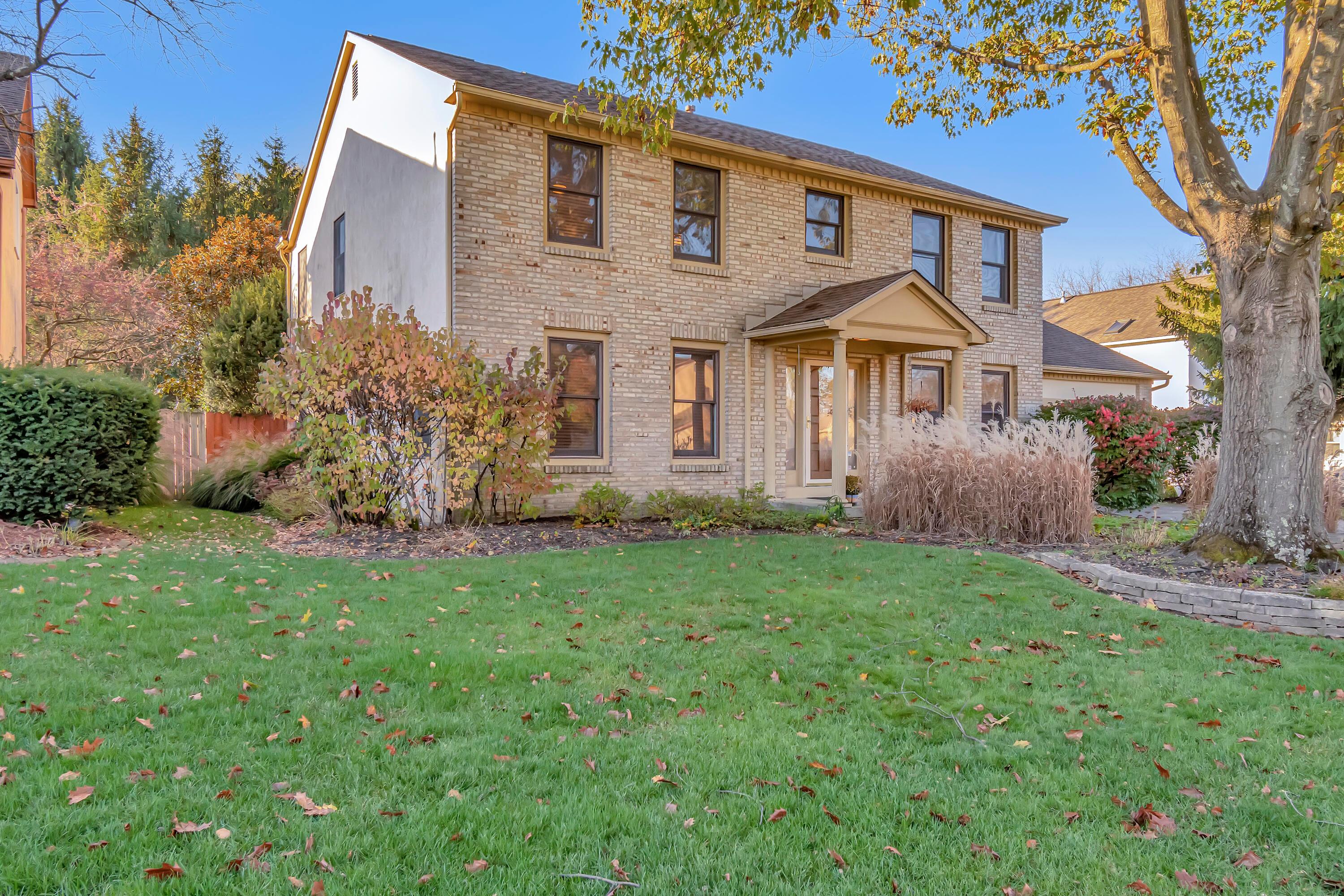 7453 Lindbrook Court