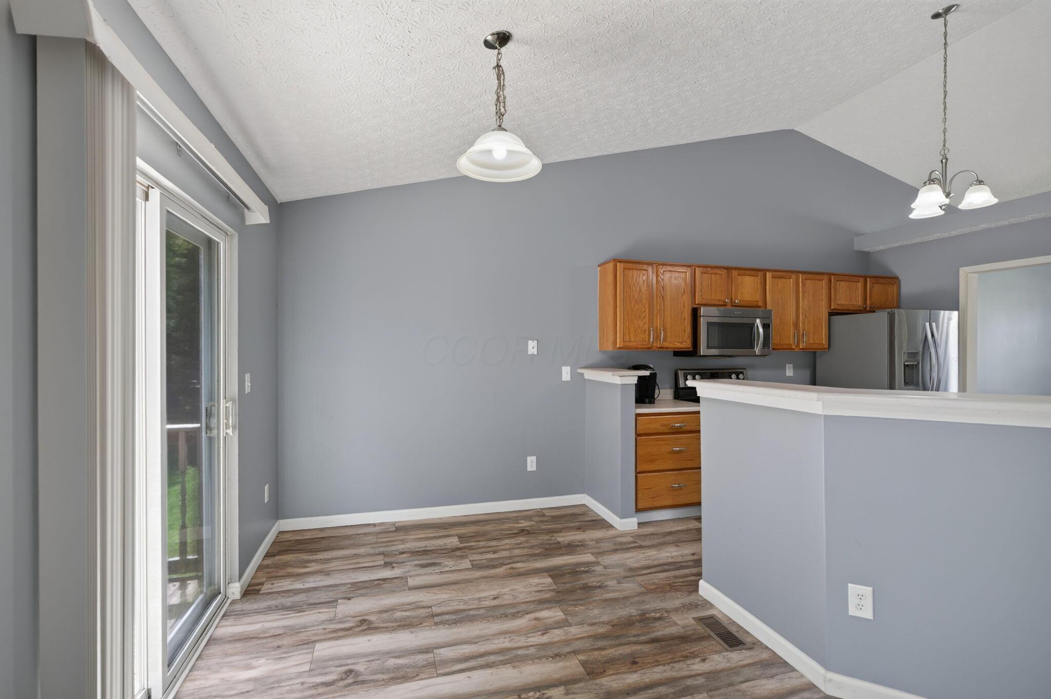 156 Knights Bridge Drive E
