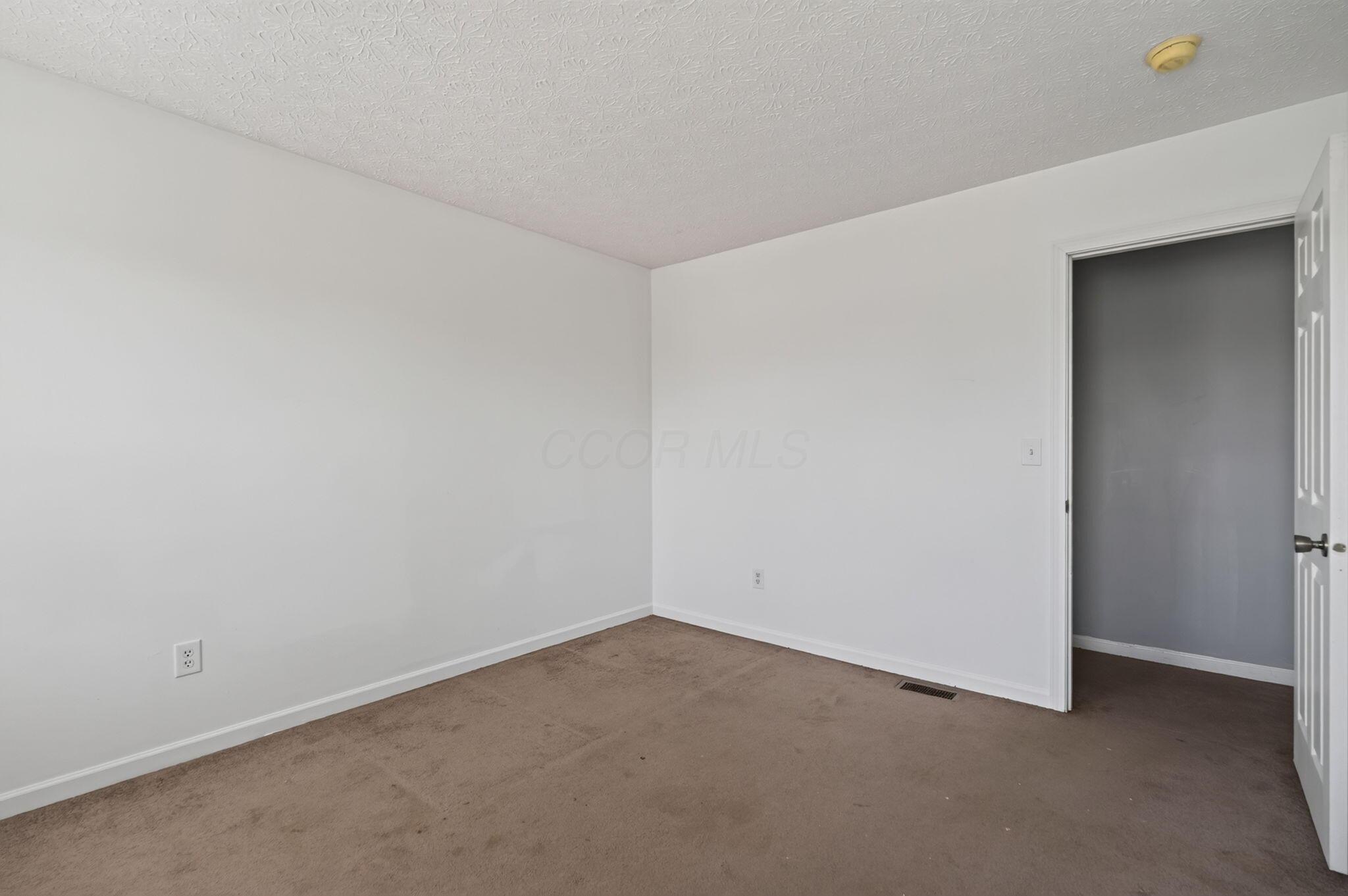 156 Knights Bridge Drive E