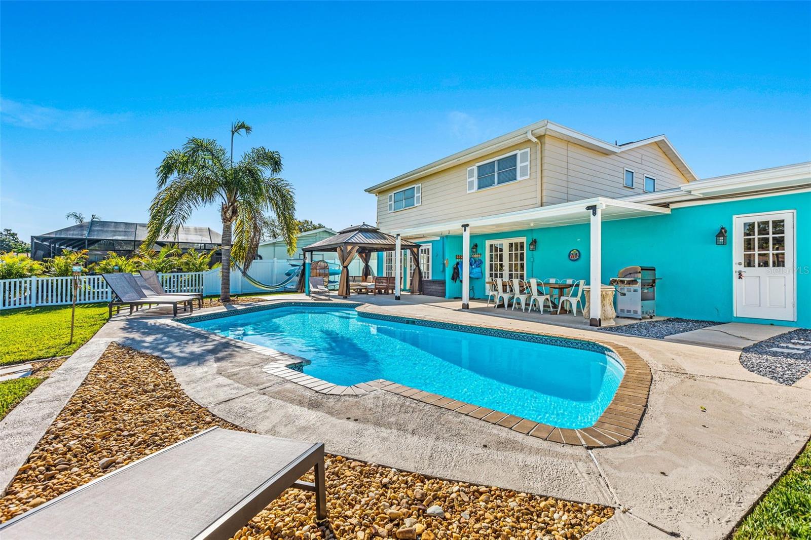 8425 FLAGSTONE DR