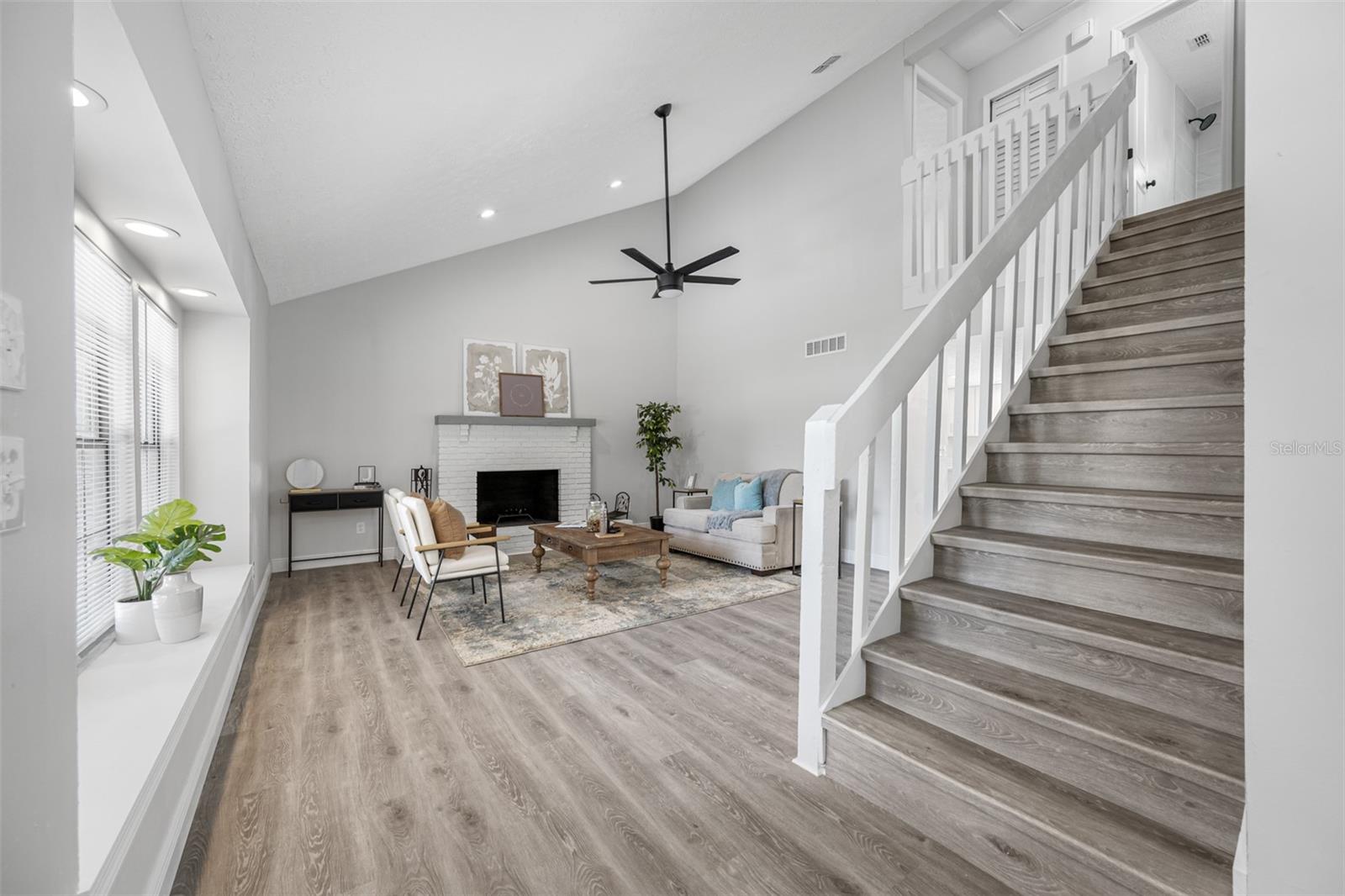 1712 W RIO VISTA AVE