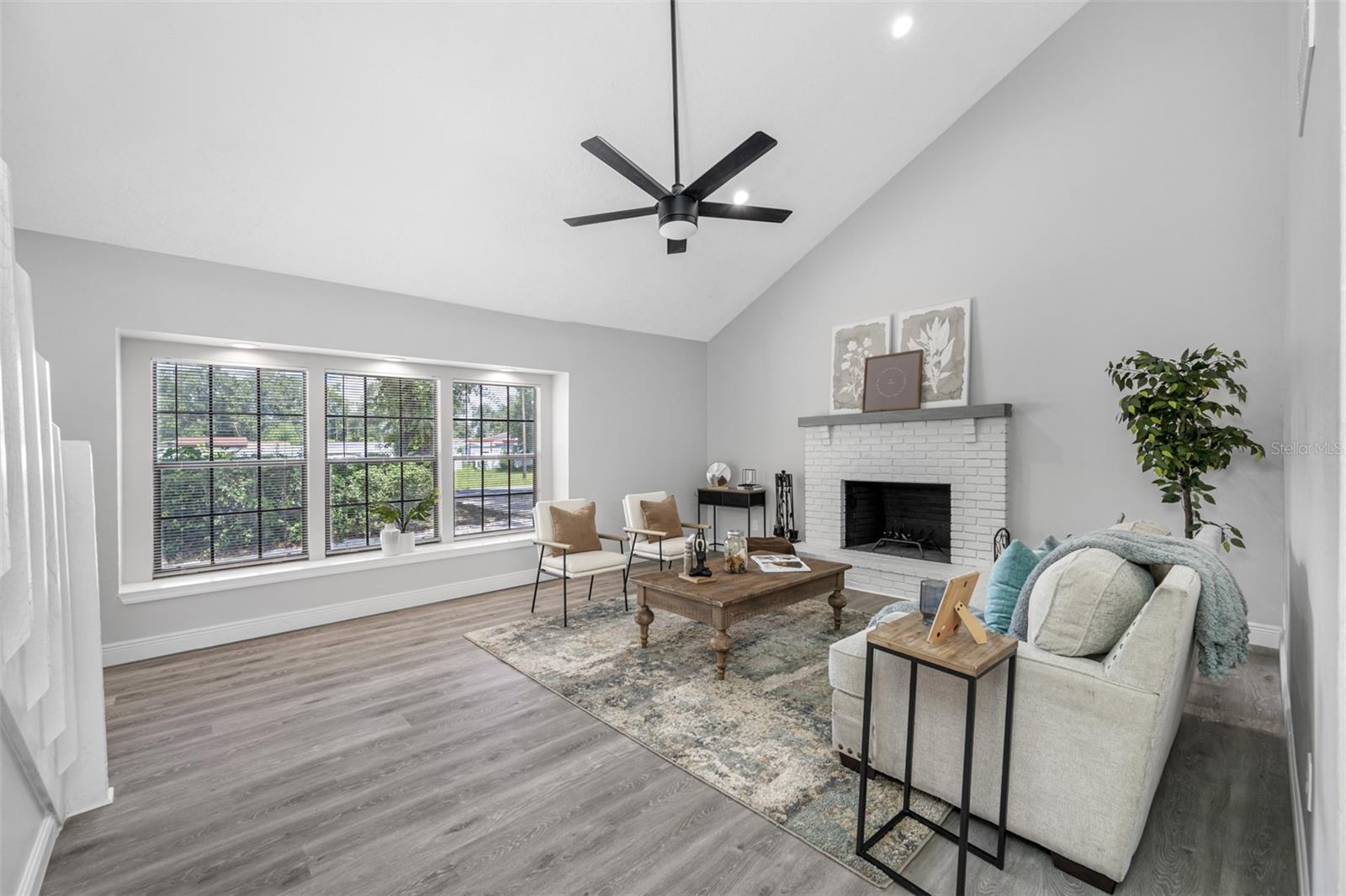 1712 W RIO VISTA AVE