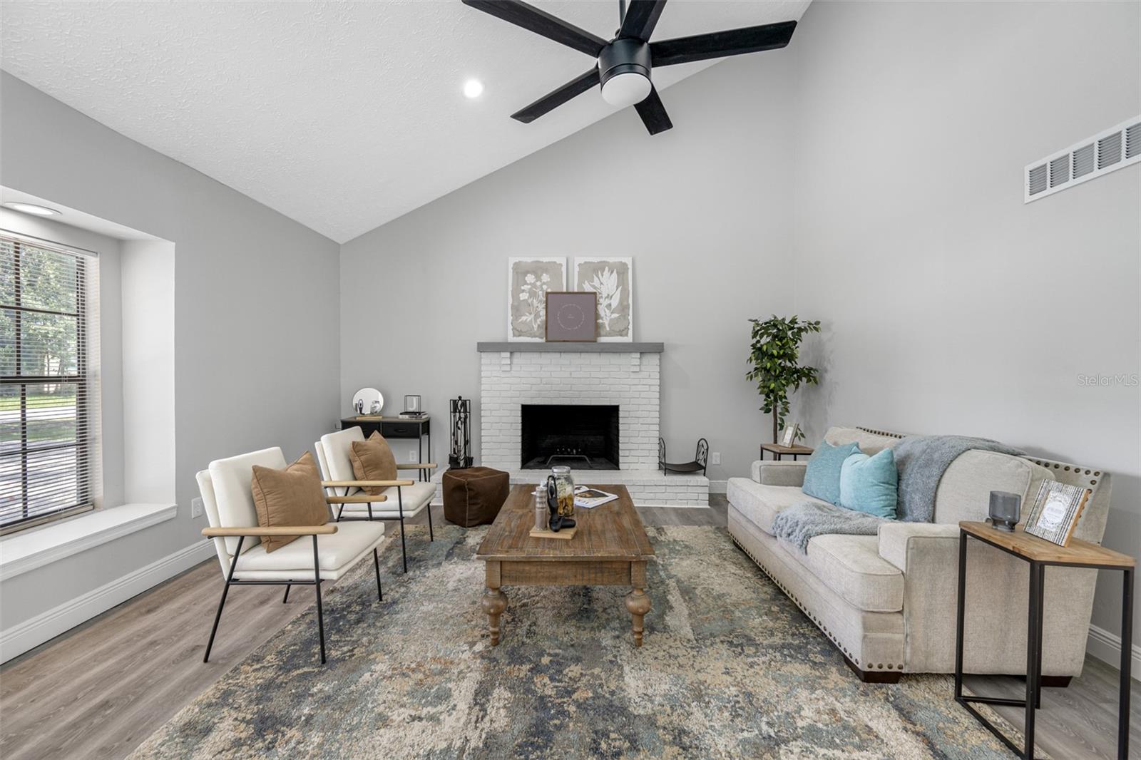 1712 W RIO VISTA AVE