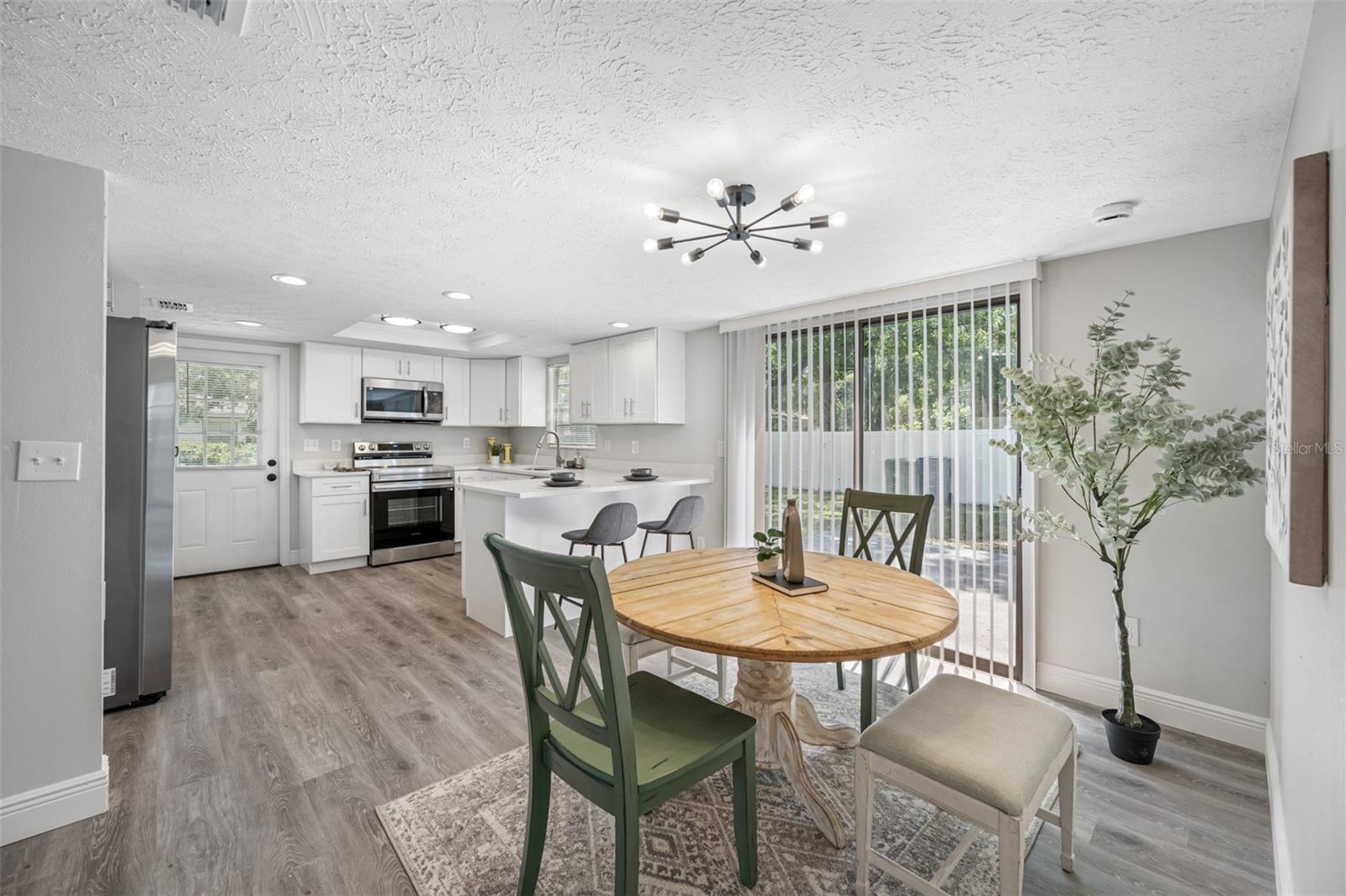 1712 W RIO VISTA AVE