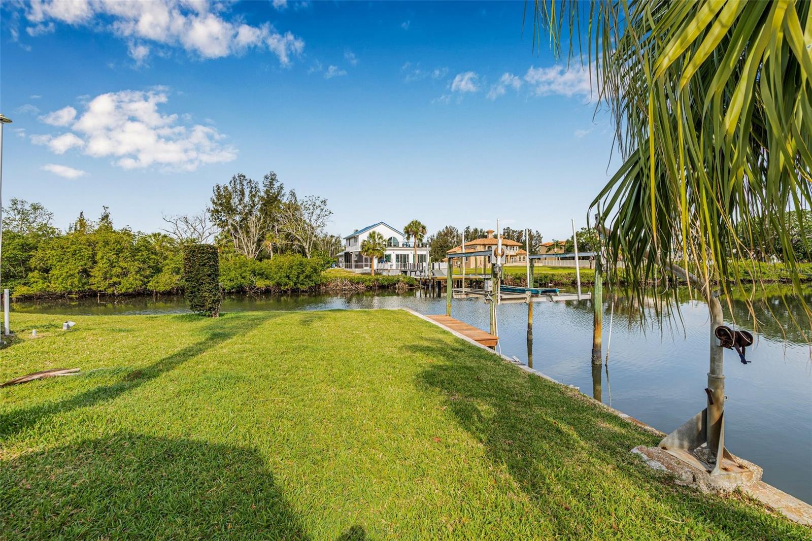 8727 BAY CREST LN