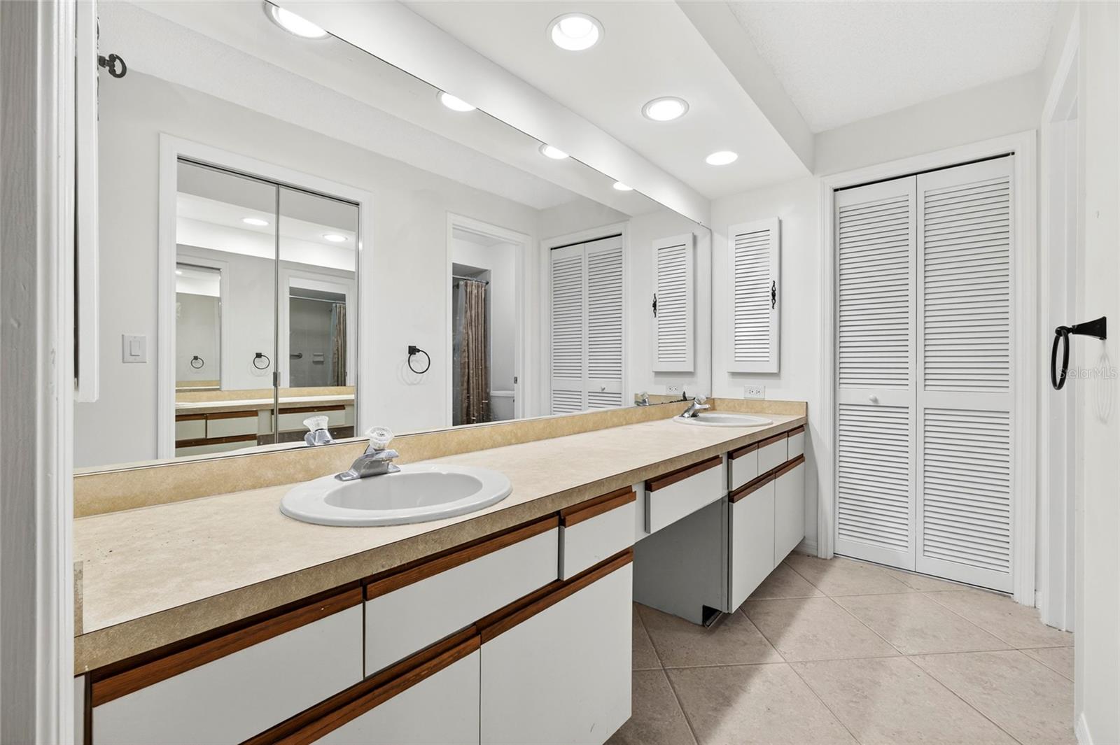 2620 ENTERPRISE RD E #E14